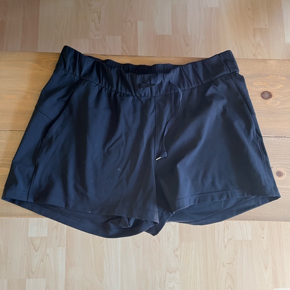 Women’s size 8 black lulu lemon shorts - Picture 1 of 3